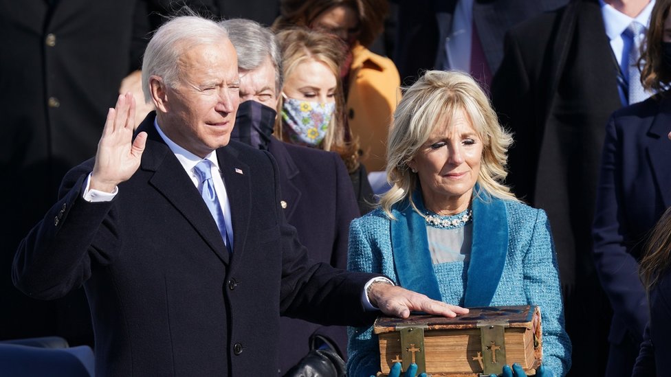 Joe Biden presta juramento como presidente ao lado de sua esposa, Jill Biden