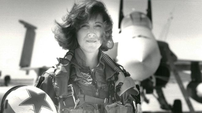 Shults voló aviones de combate para la Marina de Estados Unidos.