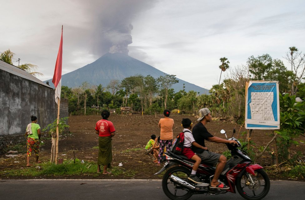 Indonesia es conocida también como "la nación de los volcanes" ya que tiene más de 130 de ellos activos. El país asiático se encuentra en el Cinturón de Fuego del Pacífico. Gente mirando el Volcan Agung en Bali