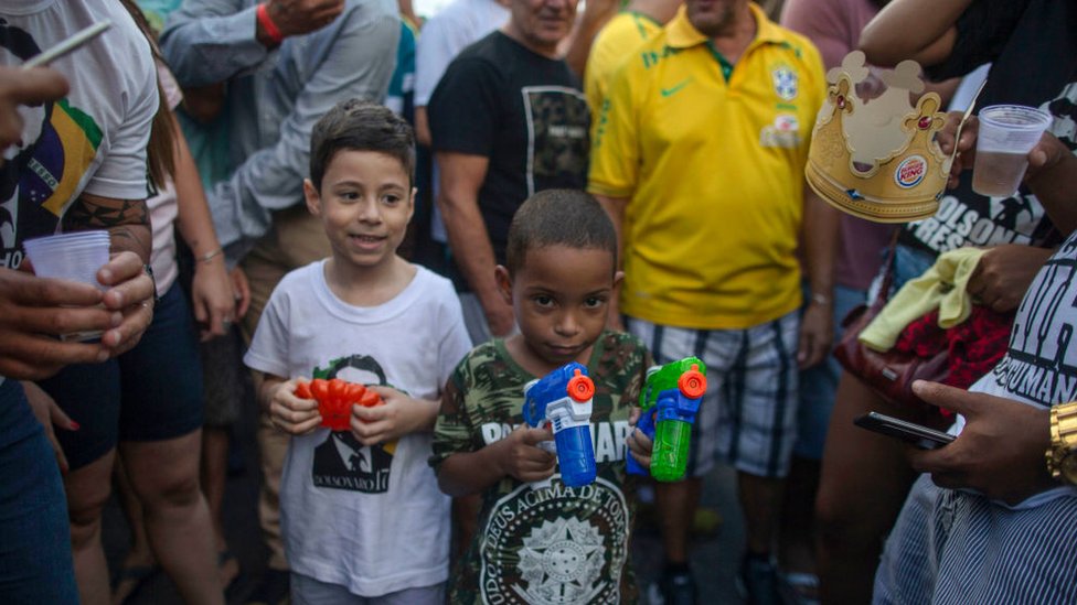 Niño brasileño con arma de juguete