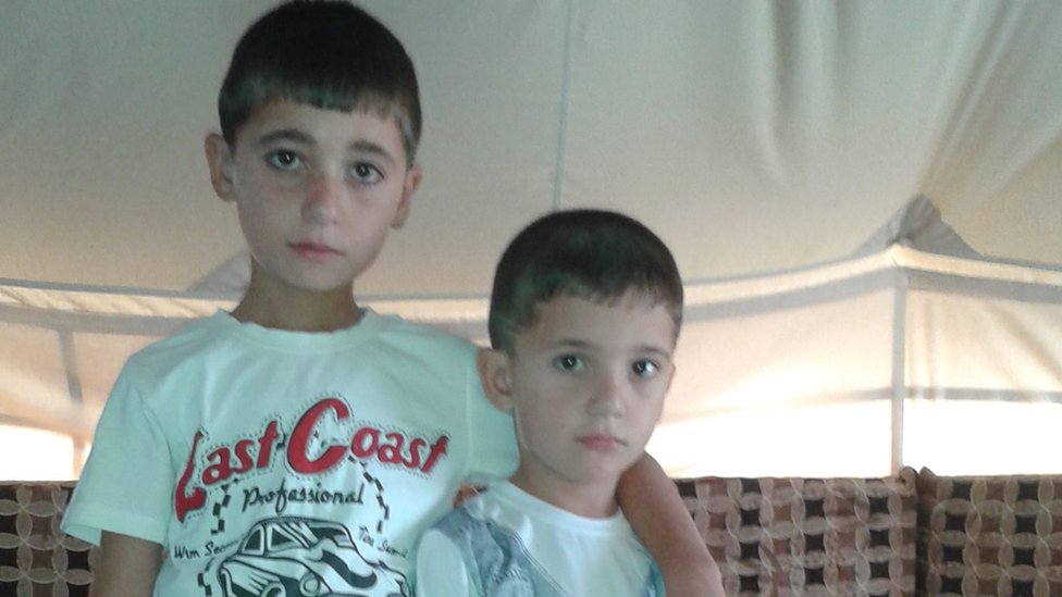 الابنان الأصغران لخالد، ساردار وحسن، في مخيم اللاجئين بكوركوسك في مدينة أربيل شمال العراق