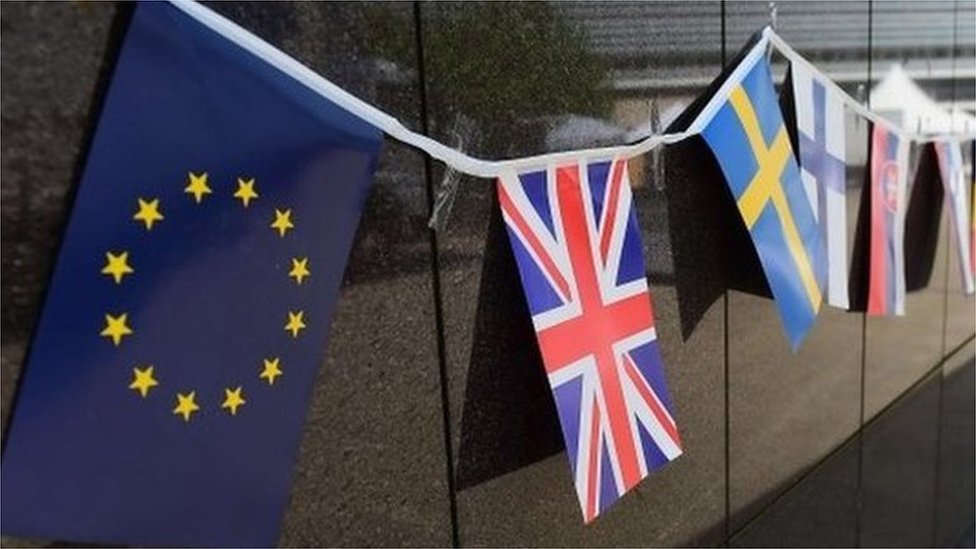 Флаги ЕС у здания ЕС