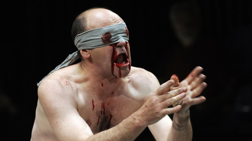 "Hubiese sido mejor no nacer", se lamenta Edipo -en la obra del dramaturgo griego clásico Sófocles- que abordó el tema del antinatalismo. El actor francés Jacques Bonnaffe interpretando a Edipo