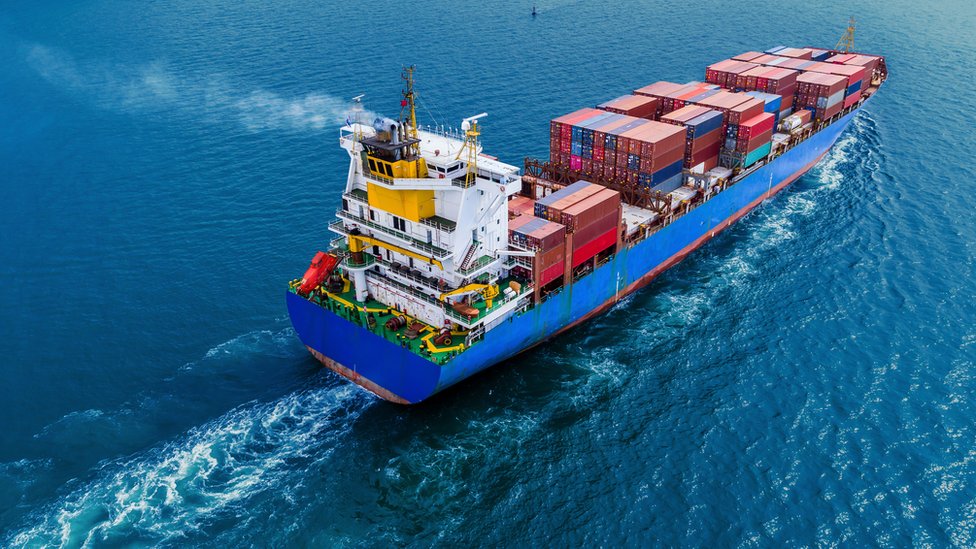 Barco con contenedores