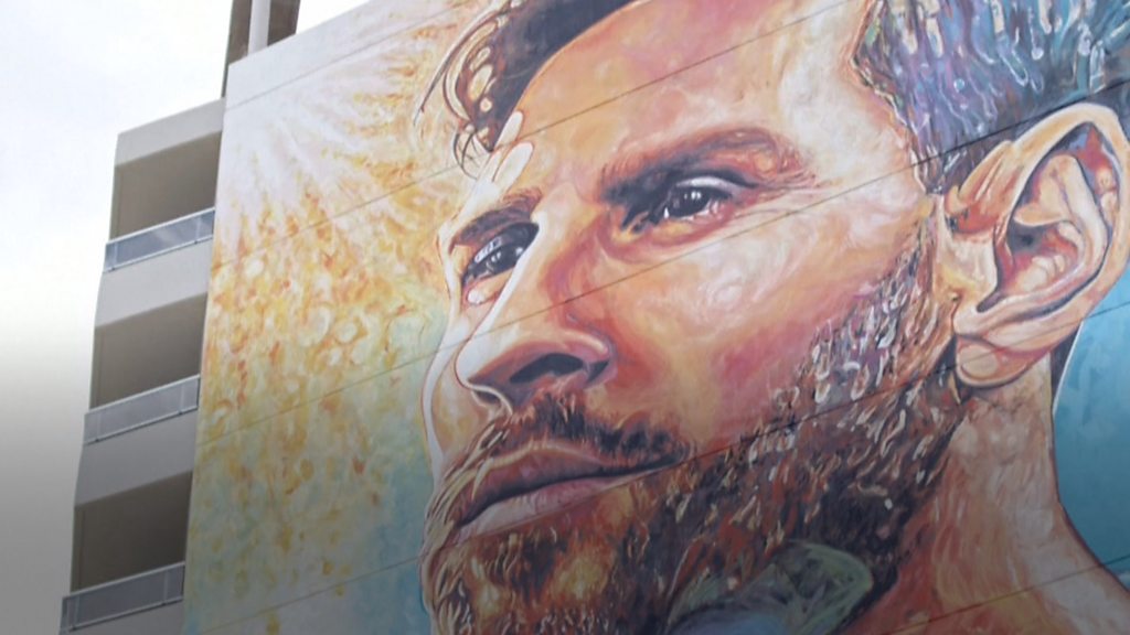 ICYMI: Eel-powered Christmas lights and a Messi mural