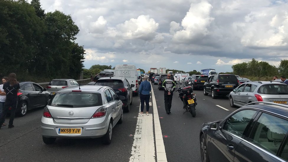 Стационарное движение на M25 возле Суонли