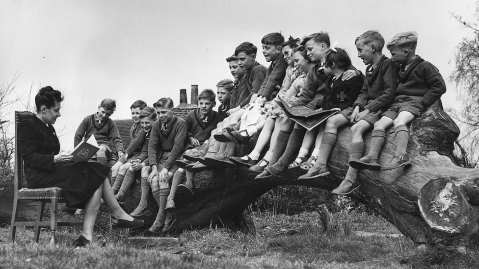 Учитель читает группе детей из Стивенэйджа, которых собираются отправить в школу Фэйрбридж в Молонге