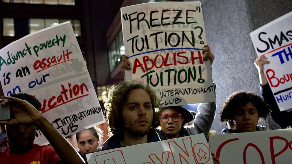Protesta contra los altos costos de la educación universitaria en Estados Unidos.