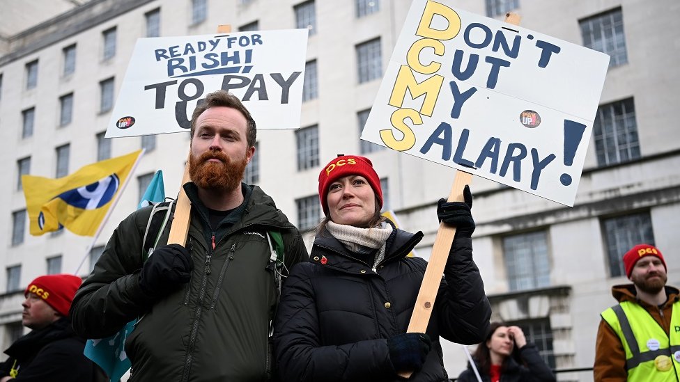 Civil servants to strike despite new pay offer