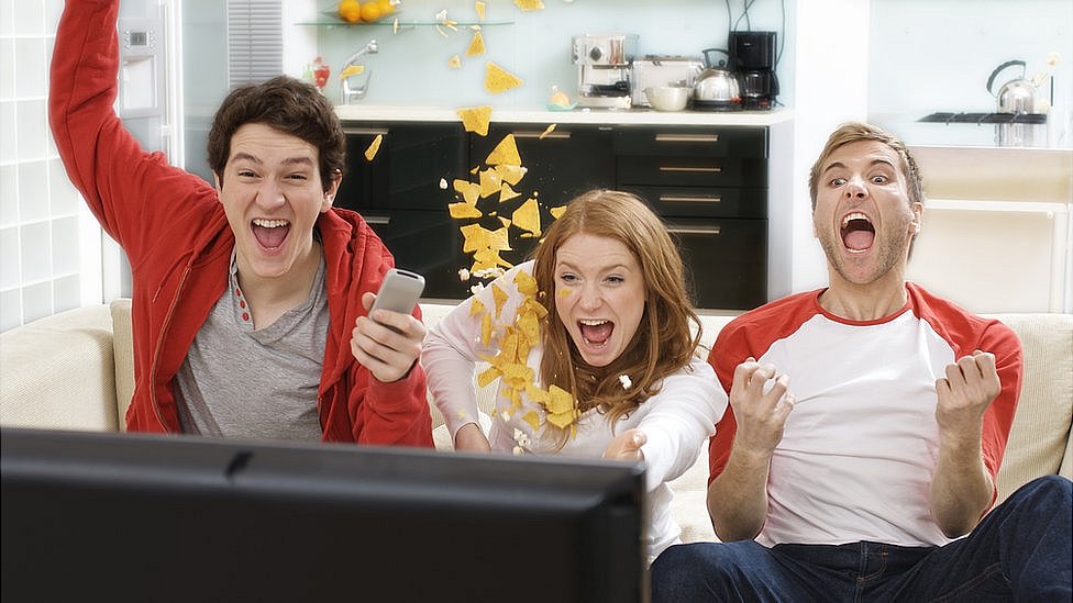 Cientos de millones pueden ver jugar a los mejores en cualquier lugar del mundo. Fans emocionados con fútbol