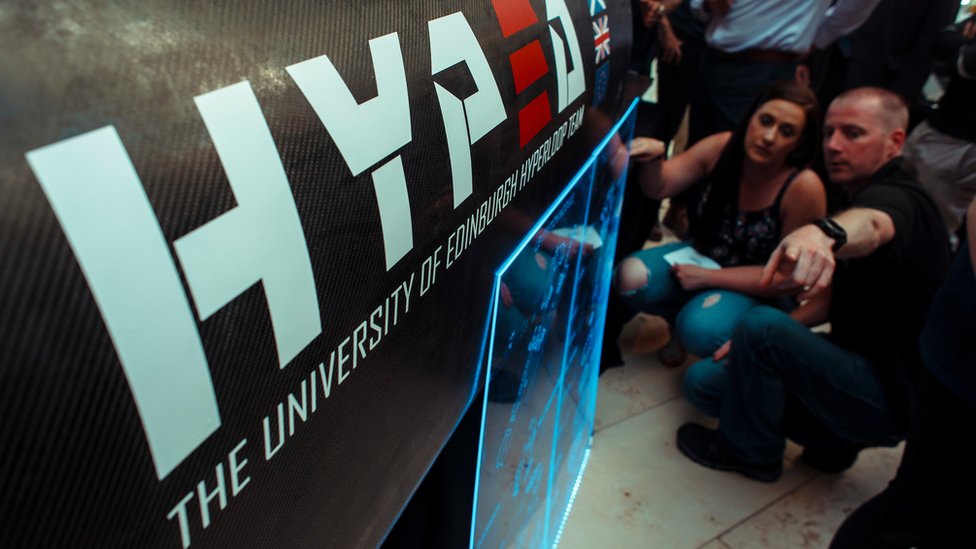 Команда Hyperloop Университета Эдинбурга HYPED представляет последнюю версию своего дизайна капсул во время мероприятия в Национальном музее Шотландии.