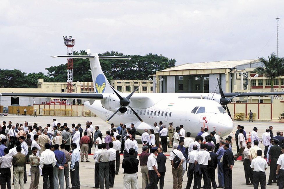 Air Deccan использовала 48-местный ATR для своего первого коммерческого полета в августе 2003 г.