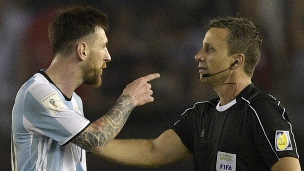 La FIFA suspende por cuatro partidos a Lionel Messi por insultar a un juez durante el partido contra Chile - BBC News Mundo