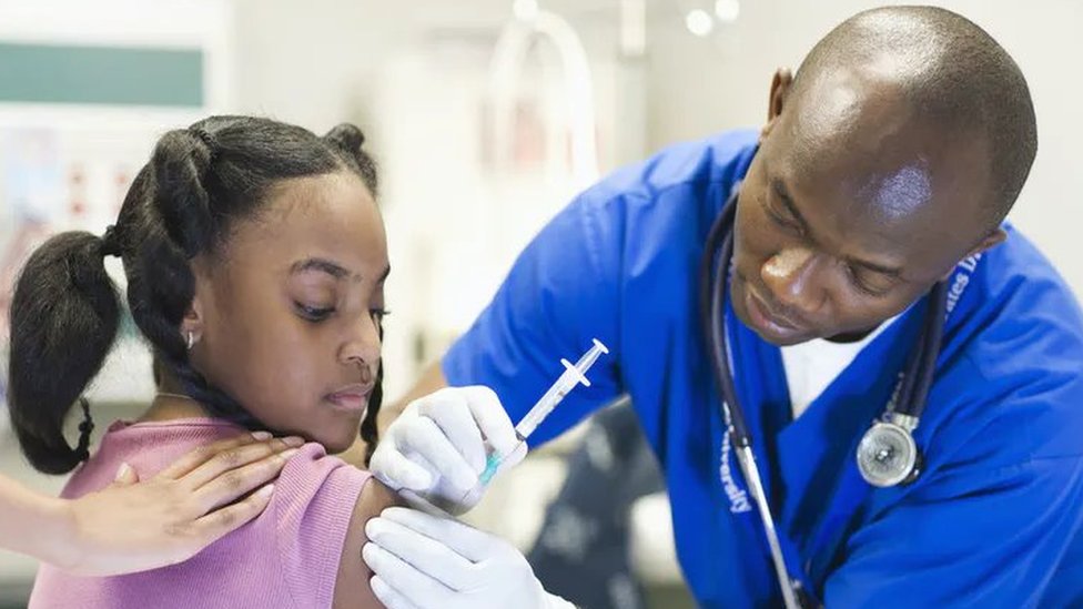 Menina tomando vacina