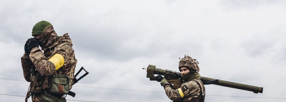 Ukrajinski vojnik nišani protivvazdušnim sistemo, 4. mart 2022, Irpinj, Ukrajina