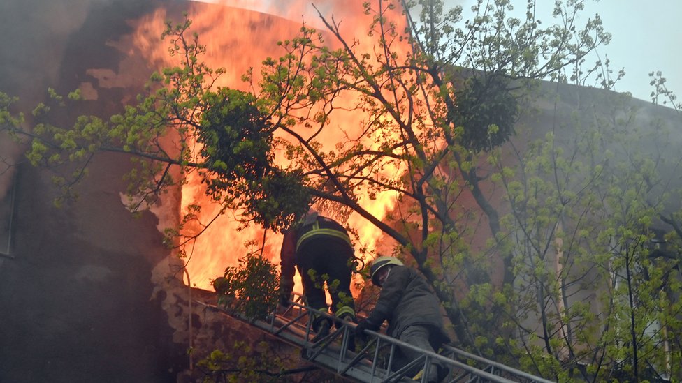 Bomberos tratando de apagar un fuego en Járkiv tras los ataques de este fin de semana.