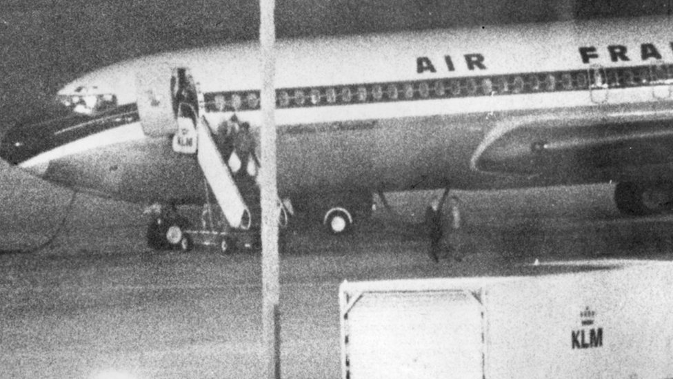 Foto divulgada el 18 de septiembre, 1974, de Yatsuka Furuya abordando un avión de Air France en el aeropuerto Schiphol de Ámsterdam