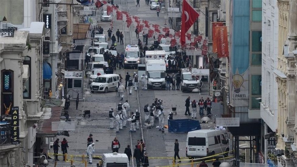На месте взрыва работают турецкая полиция, судебно-медицинская экспертиза и аварийные службы.