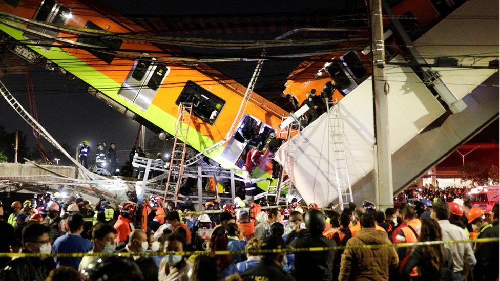 Vía elevada y vagones colapsados en Ciudad de México