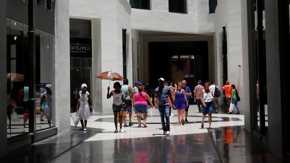 Aunque es gestionado por una firma suiza, el complejo de lujo es propiedad de la empresa de turismo del ejército cubano, Gaviota. Interior del centro comercial.