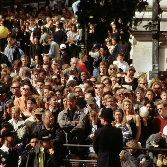 Cientos de miles salieron a las calles a presenciar el cortejo fúnebre de Diana. Cientos de miles salieron a las calles a presenciar el cortejo fúnebre de Diana.