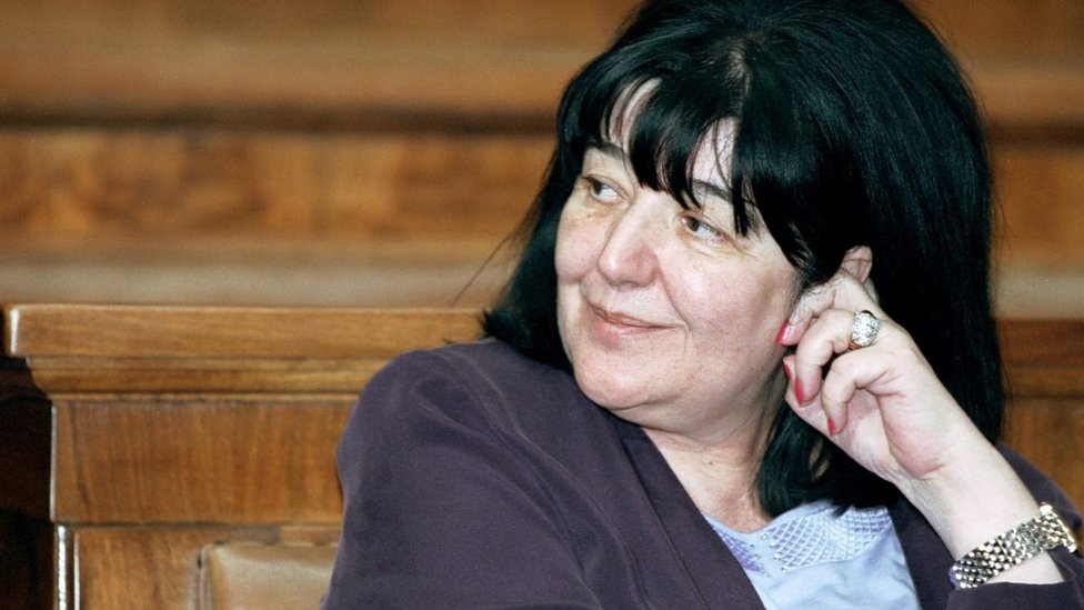 Мирьяна Маркович, вдова покойного сербского правителя Слободана Милошевича, во время сессии парламента в Белграде в 2001 году.