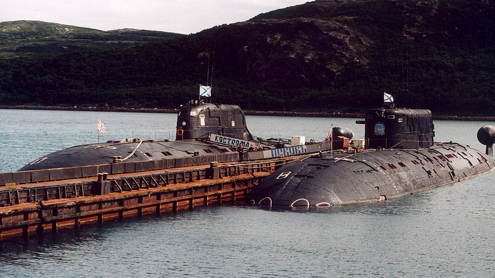 Submarinos rusos siendo remolcados.