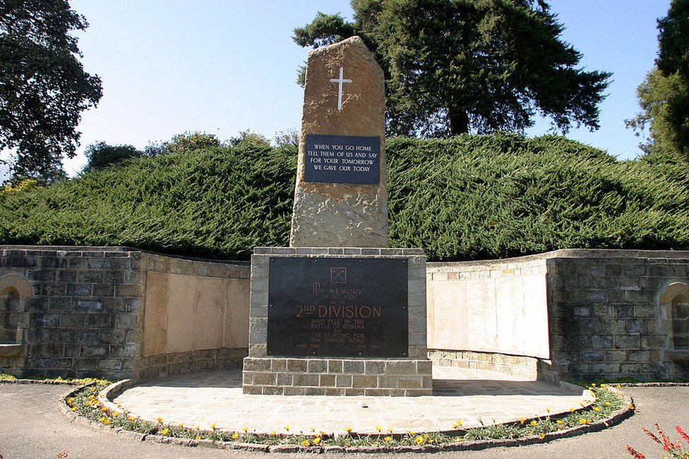 El monumento a los muertos en el cementerio de guerra de Kohima