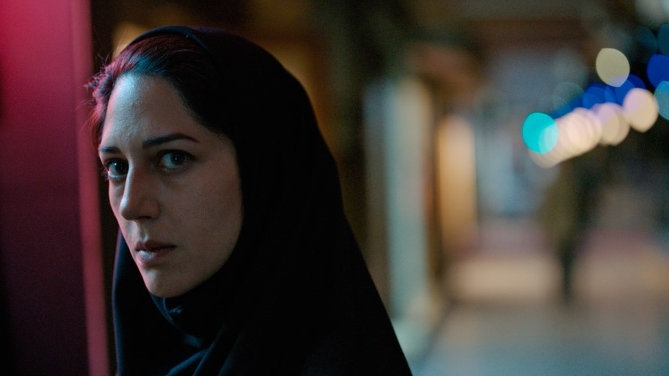 Fotografia colorida de Zar Emir-Ebrahimi, uma atriz iraniana, de pele branca, usando um hijab