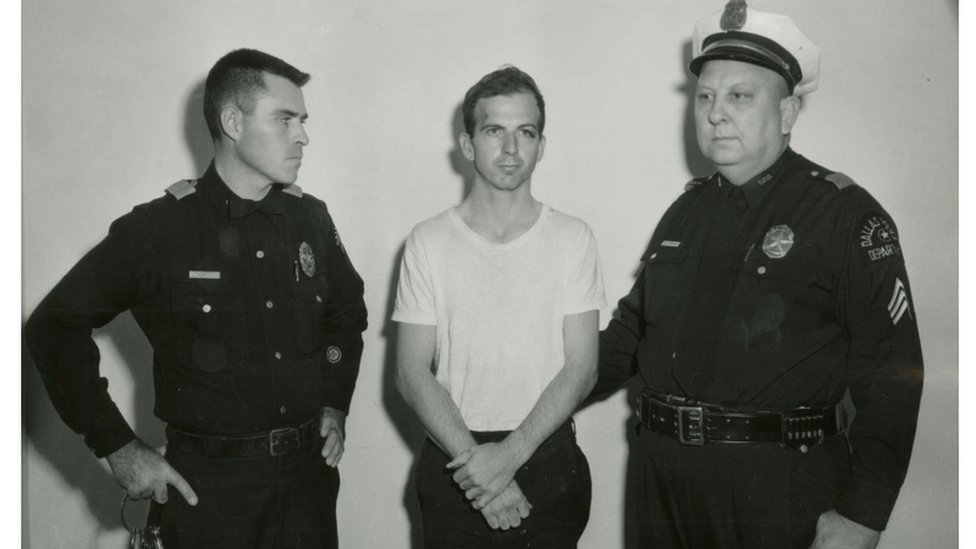 Lee Harvey Oswald después de su arresto