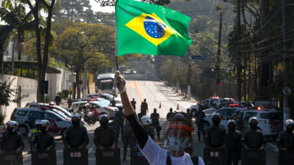 Жительница фавелы Параисополис принимает участие в акции протеста в Сан-Паулу