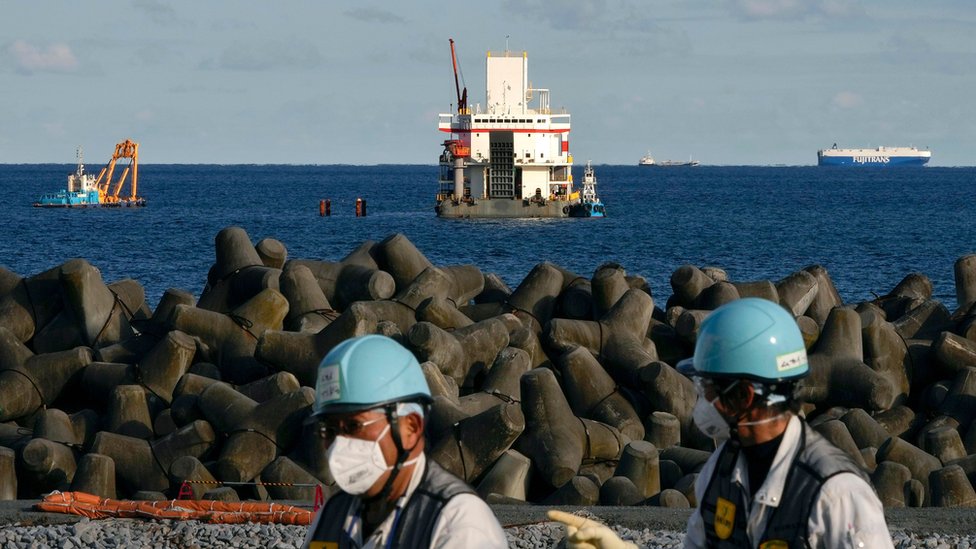 Trabajadores japoneses en las inmediaciones de la planta de Fukushima.