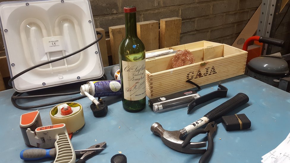 Moulin usa muchas herramientas en su trabajo. Philip Moulin