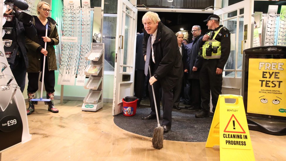 Премьер-министр Борис Джонсон помогает с уборкой в ??Мэтлоке в пятницу вечером