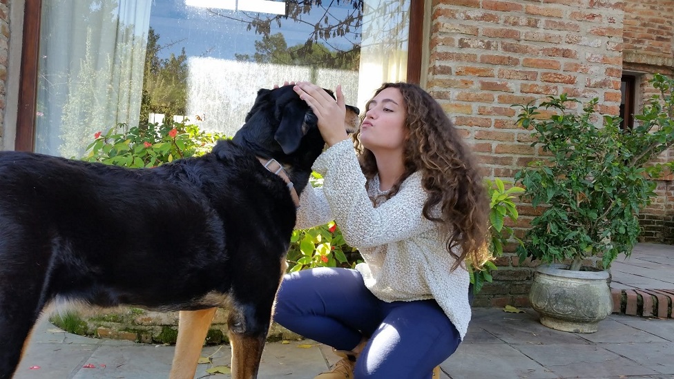 María Paz con un perro negro