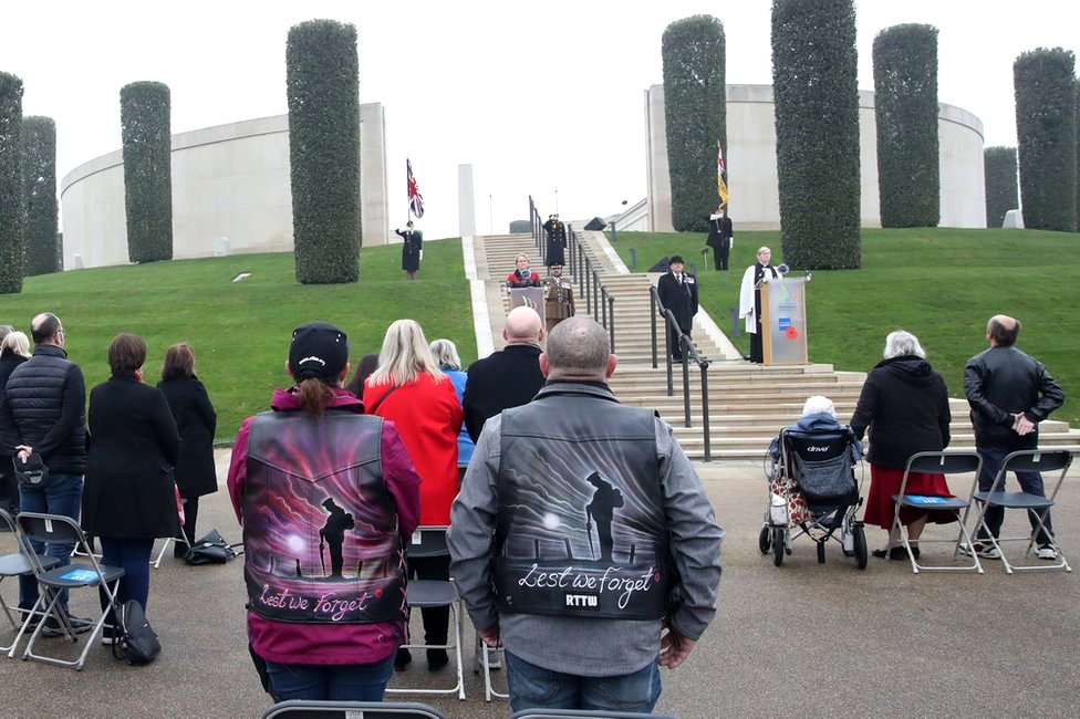 Посетители стоят у Национального мемориального дендрария в Алревасе, Стаффордшир
