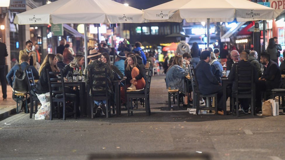 أشخاص يجلسون خارج حانة في سوهو في 24 سبتمبر/أيلول 2020 في لندن، إنجلترا
