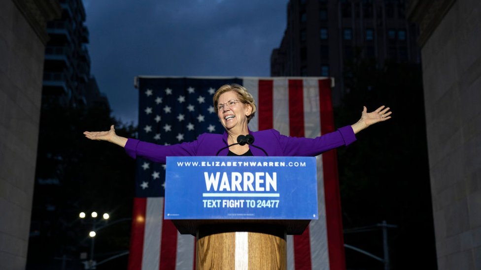 Кандидат в президенты от Демократической партии 2020 года Элизабет Уоррен выступает во время митинга в парке Вашингтон-сквер 16 сентября 2019 года