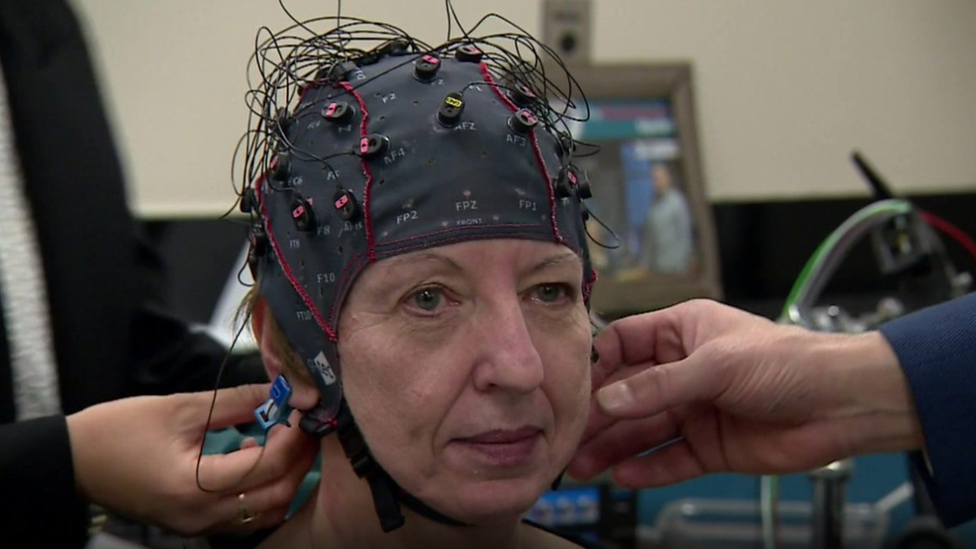 مرض باركنسون: علاج واعد يساعد المرضى على "المشي بحرية" - BBC News عربي