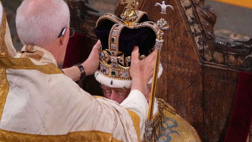 Canterbury Başpiskoposu Justin Welby, Kral Charles'a tacını takıyor