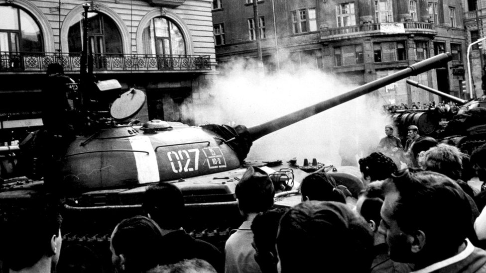Tanques soviéticos entraron a Praga en agosto de 1968 para poner fin a la Primavera de Praga.