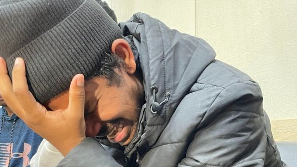 أحد أفراد المجموعة يبكي بعد أن استطاع الاتصال بزوجته وابنته مرة أخرى