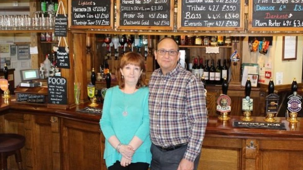 Graham dan Janet Browett, pemilik pub di Derbi, Inggris.
