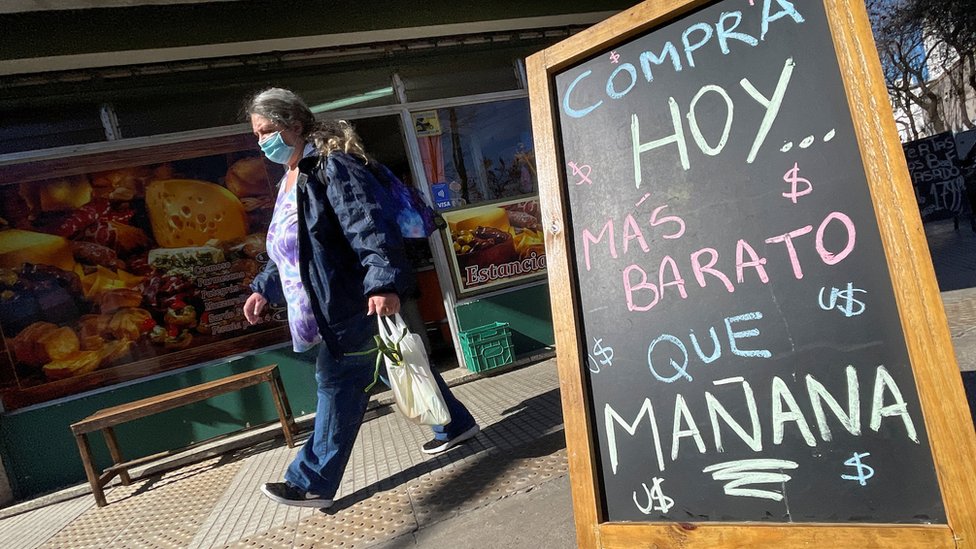 Placa em frente a comércio em Buenos Aires diz 
