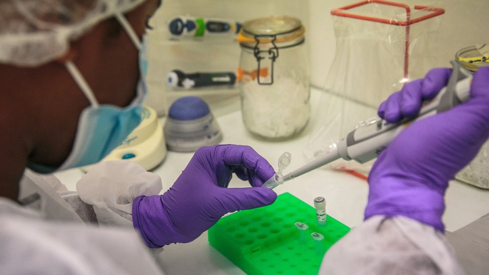 Лабораторные сотрудники Института Пастера проводят тесты ПЦР (полимеразной цепной реакции), чтобы определить, положительны ли пациенты на новый коронавирус COVID-19, в Антананариву, 23 апреля 2020 г.
