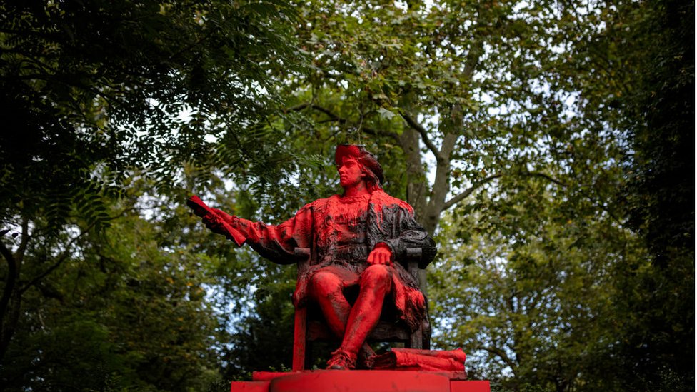 تمثال لكولومبوس غُطي بالطلاء الأحمر في لندن 12 /أكتوبر تشرين الأول عام 2021 بالتزامن مع يوم كولومبوس الذي تحتفل به العديد من البلدان في الأمريكيتين