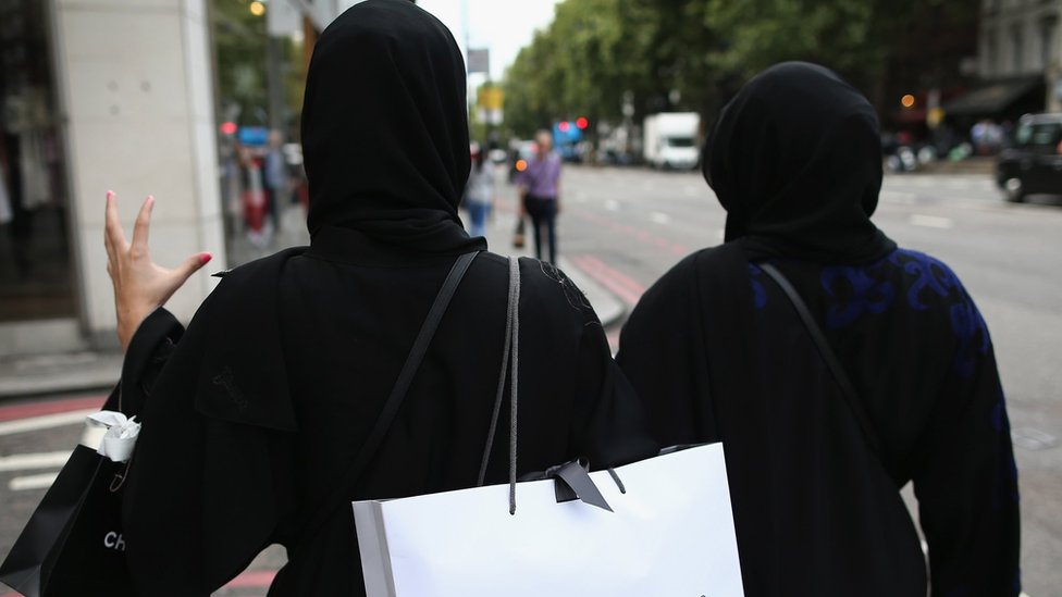 امرأتان كويتيان