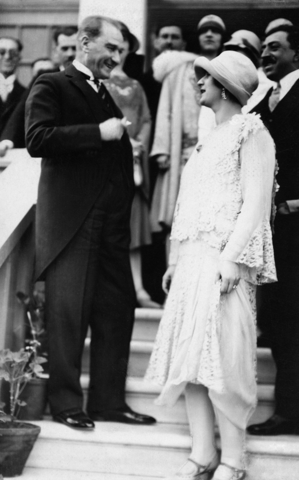 La reina Soraya con el presidente de Turquía, Mustafa Kemal Ataturk, en 1928