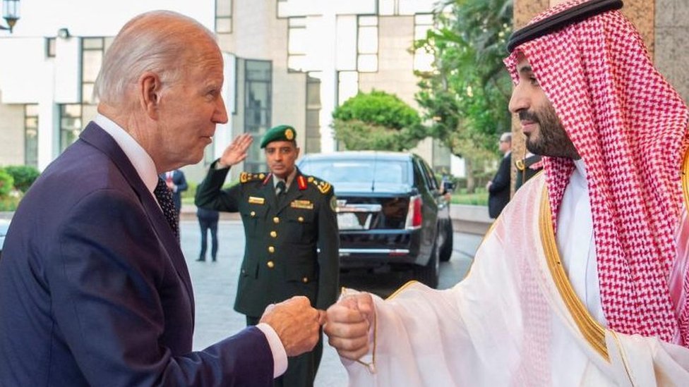 محمد بن سلمان: زيارة ولي العهد السعودي المترفة لماكرون تثير غضبا 3 الرئيس الأمريكي جو بايدن (يسار) يصافح بقبضته ولي العهد السعودي الأمير محمد بن سلمان (يمين) في جدة، المملكة العربية السعودية، في 15 يوليو/تموز 2022