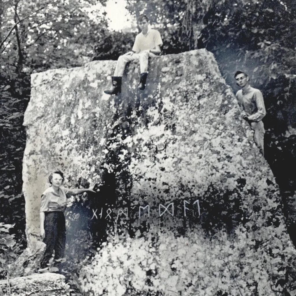 Gloria Farley observou pela primeira vez Pedra Rúnica de Heavener enquanto caminhava quando jovem em 1928. Nesta foto, ela está acompanhada de seus filhos em 1971